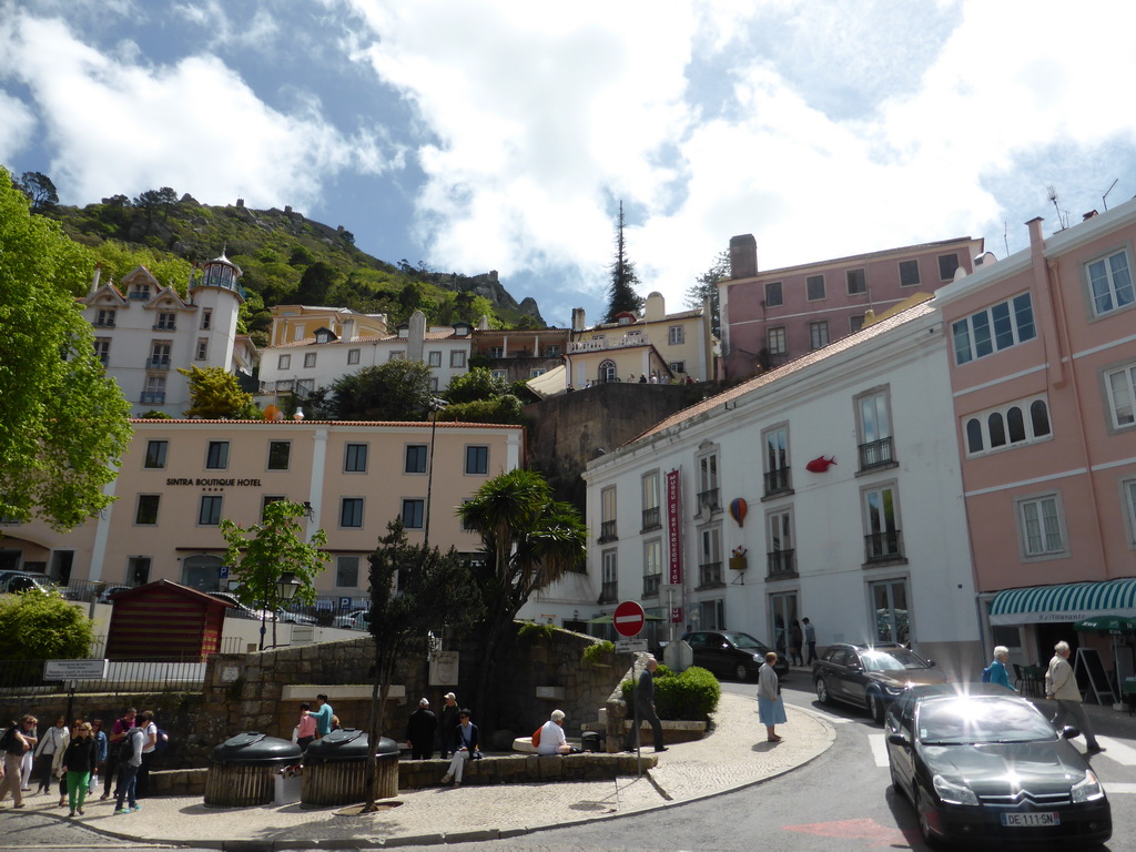The Rua Visconde Monserrate street with the Museu do Brinquedo museum and the Castelo dos Mouros castle