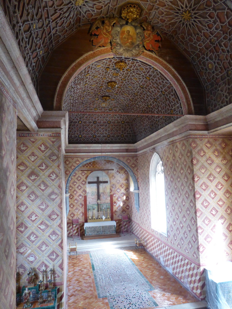 Nave, apse and altar of the Chapel at the Palácio Nacional de Sintra palace