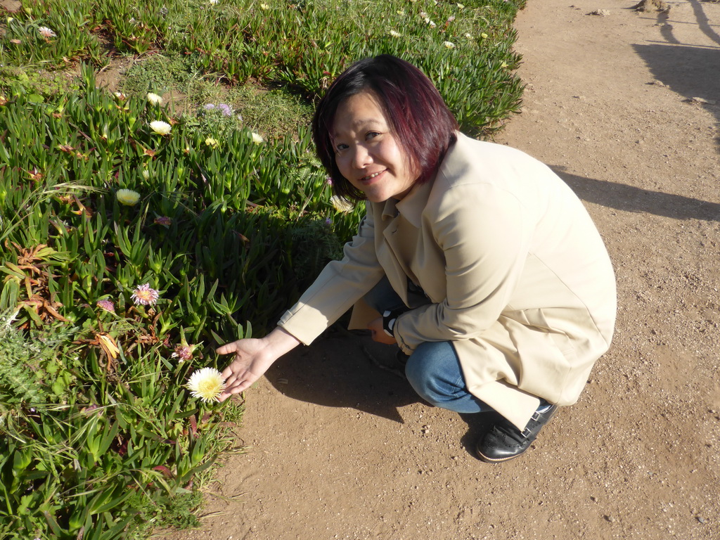 Miaomiao with a flower at the Cabo da Roca cape