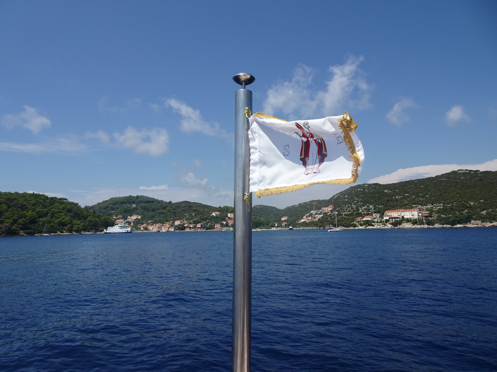 Flag on the Elaphiti Islands tour boat, with a view on the town of Sudurad