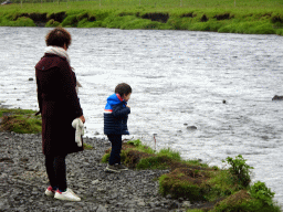 Miaomiao and Max at the stream from the Skógafoss waterfall