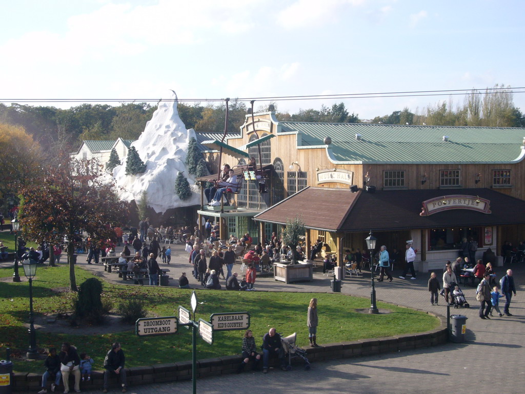 Shops, restaurants and the Kabelbaan (Cableway), from the Monorail