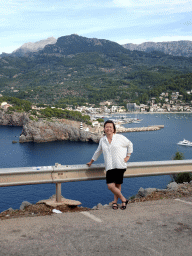 Miaomiao at the northern end of the Calle Poligono street, with a view on the boats in the harbour and the Faro de Punta de Sa Creu lighthouse