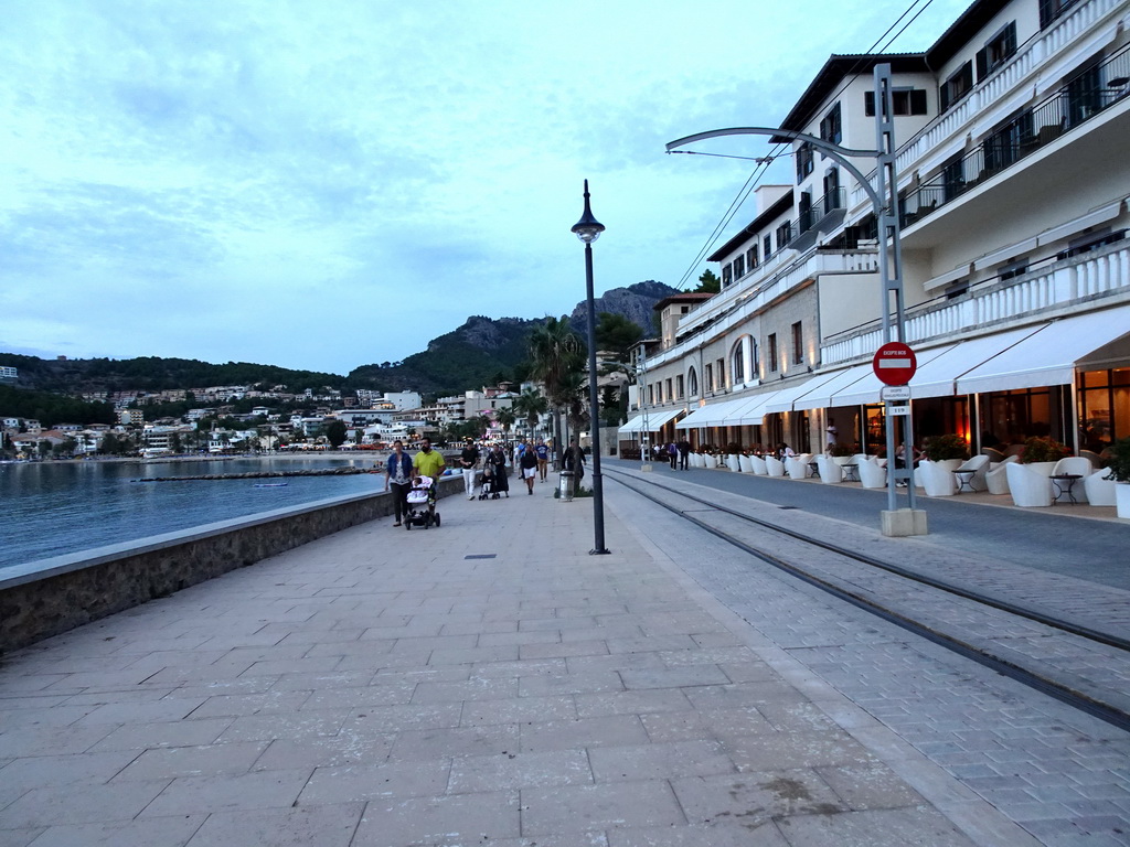 The Polígon de Través street, at sunset