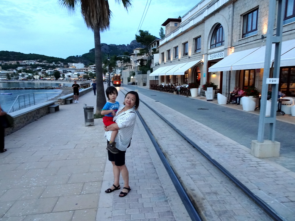 Miaomiao and Max at the Polígon de Través street, at sunset