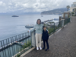 Miaomiao and Max at the Villa Comunale di Sorrento park, with a view on the Spiaggia Pubblica Sorrento beach