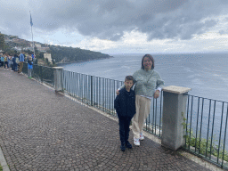 Miaomiao and Max at the Villa Comunale di Sorrento park, with a view on the Tyrrhenian Sea