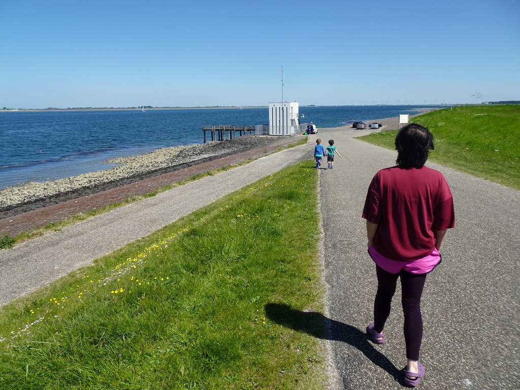 Miaomiao, Max and his friend walking on the Veerweg road to the Steiger Stavenisse pier