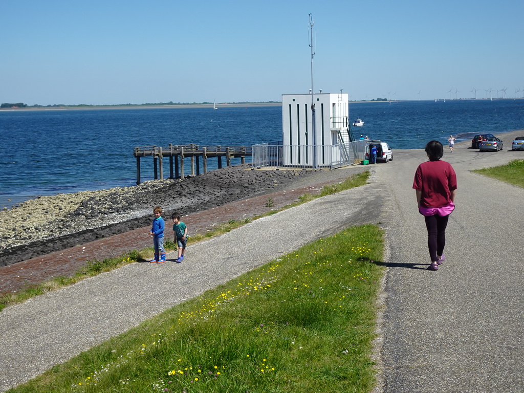 Miaomiao, Max and his friend walking on the Veerweg road to the Steiger Stavenisse pier