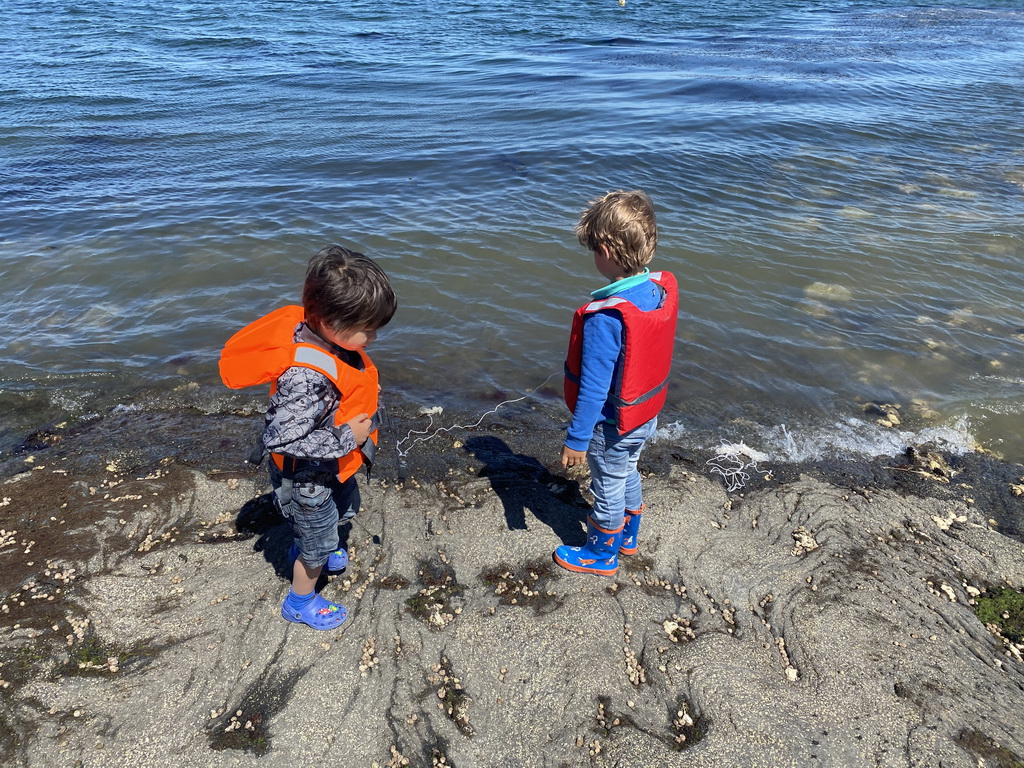 Max and his friend catching crabs on the beach near the Steiger Stavenisse pier