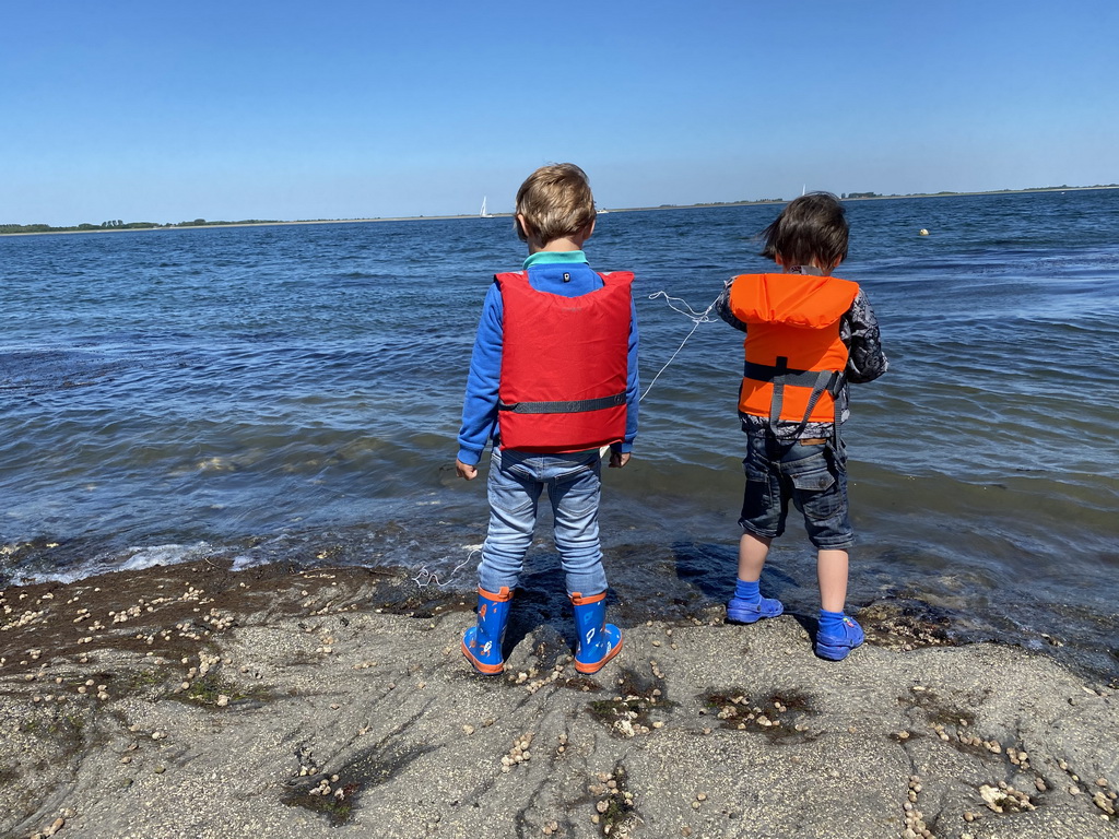 Max and his friend catching crabs on the beach near the Steiger Stavenisse pier