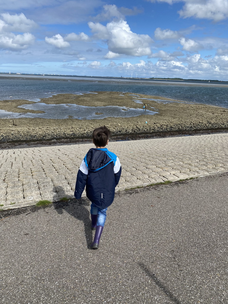 Miaomiao and Max catching seashells at the beach near the Dijkweg road