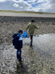 Miaomiao and Max catching seashells at the beach near the Dijkweg road