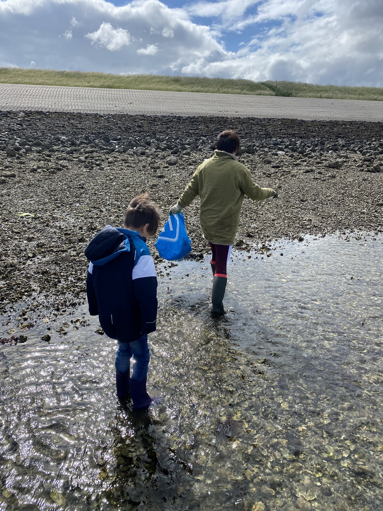Miaomiao and Max catching seashells at the beach near the Dijkweg road