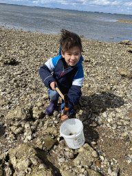 Max catching seashells at the beach near the Dijkweg road