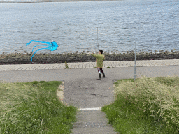 Miaomiao flying a kite at the dyke near the Dijkweg road