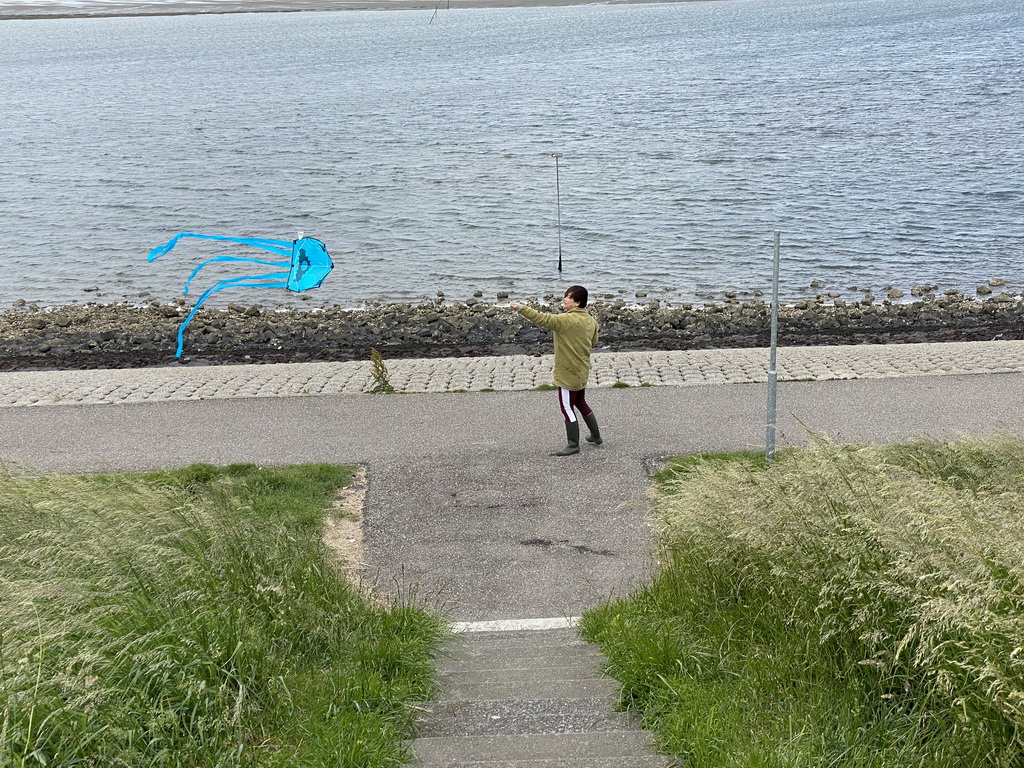 Miaomiao flying a kite at the dyke near the Dijkweg road