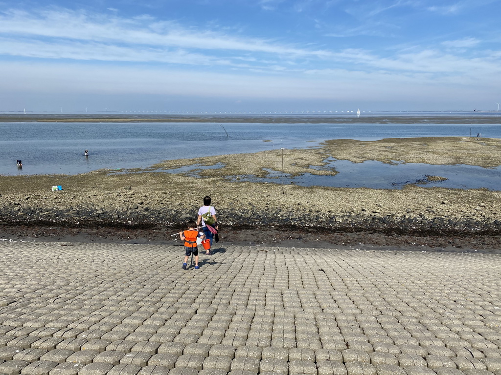 Miaomiao and Max at the beach near the Dijkweg road