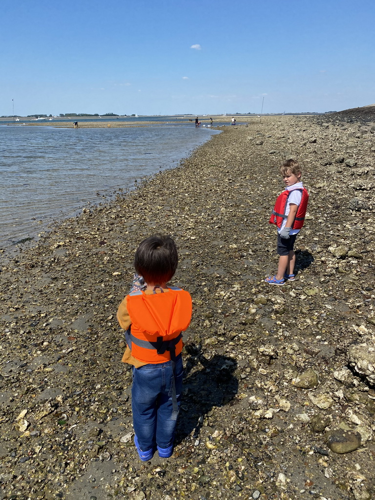 Max and his friend catching crabs at the beach near the Dijkweg road