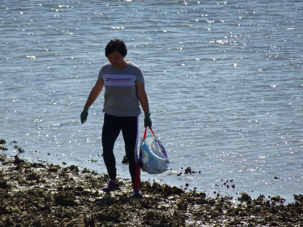 Miaomiao looking for oysters at the beach near the Dijkweg road