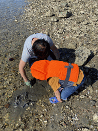 Miaomiao and Max catching crabs at the beach near the Dijkweg road