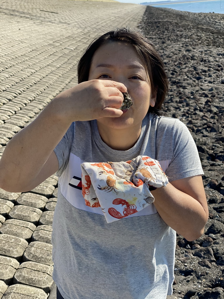 Miaomiao eating an oyster at the beach near the Dijkweg road