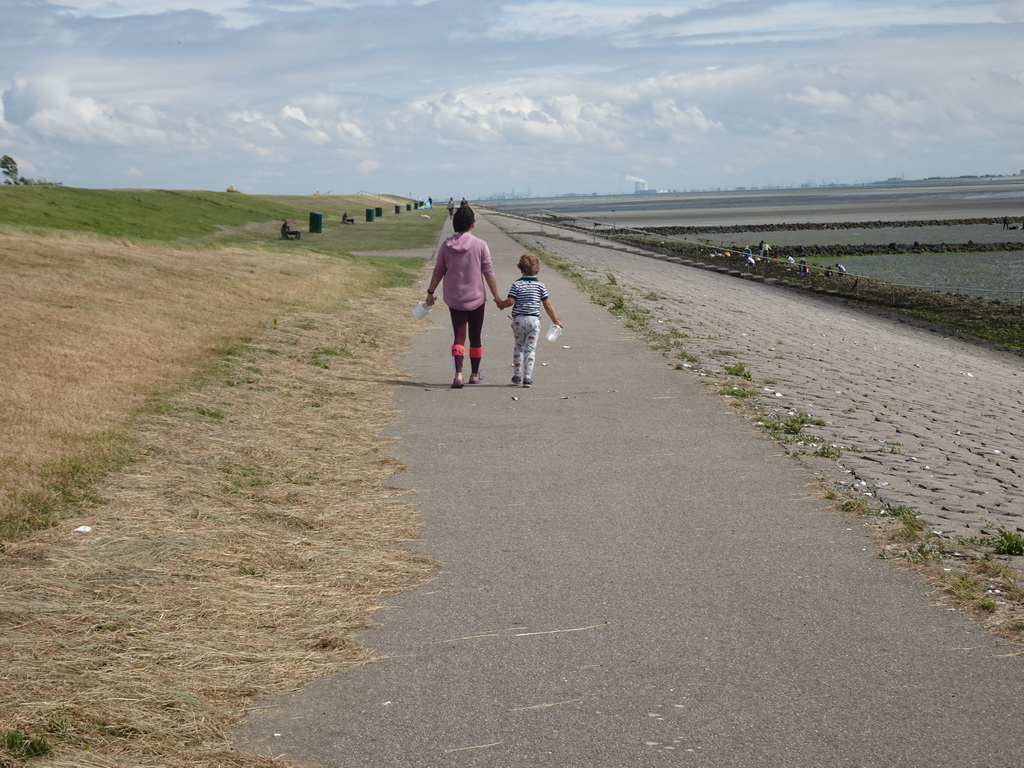 Miaomiao and Max`s friend at the beach near the Dijkweg road