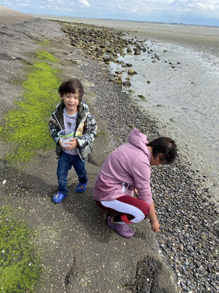 Miaomiao and Max looking for seashells at the beach near the Dijkweg road