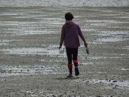Miaomiao looking for seashells at the beach near the Dijkweg road