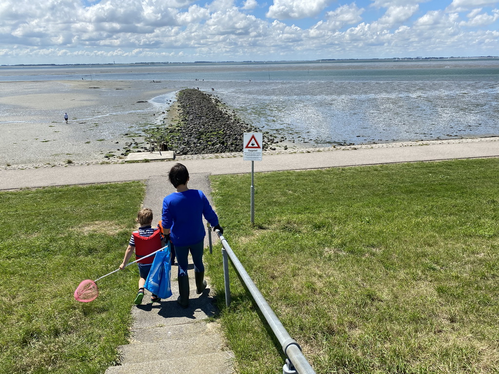 Miaomiao, Max and his friend at the staircase to the beach near the Dijkweg road