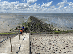 Miaomiao, Max and his friend at the staircase to the beach near the Dijkweg road