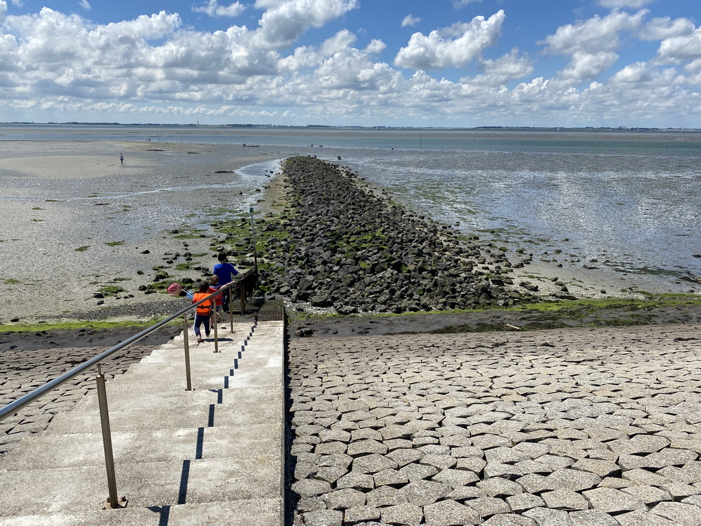 Miaomiao, Max and his friend at the staircase to the beach near the Dijkweg road