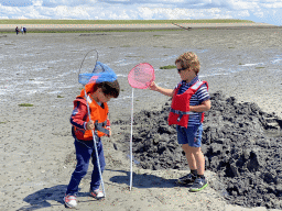 Max and his friend looking for seashells at the beach near the Dijkweg road