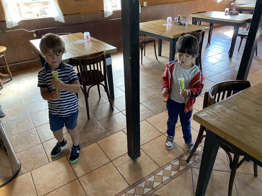 Max and his friend with ice creams at the restaurant of the Oosterschelde Camping Stavenisse