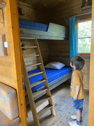 Max with the bunk bed at the Crew bedroom of the Stuurhut holiday home at the Oosterschelde Camping Stavenisse