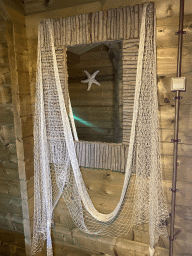 Mirror and fishing net at the Captain bedroom of the Stuurhut holiday home at the Oosterschelde Camping Stavenisse