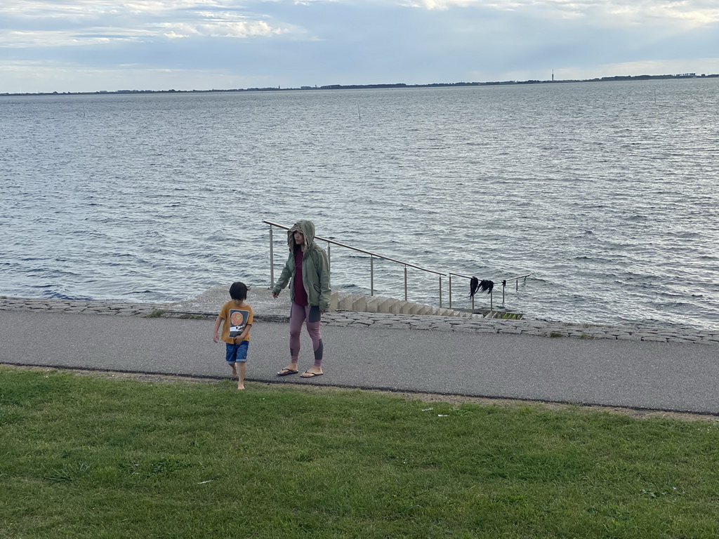 Miaomiao and Max at the beach near the Dijkweg road