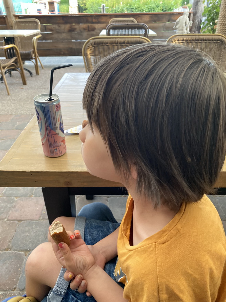 Max eating at the terrace of the restaurant of the Oosterschelde Camping Stavenisse