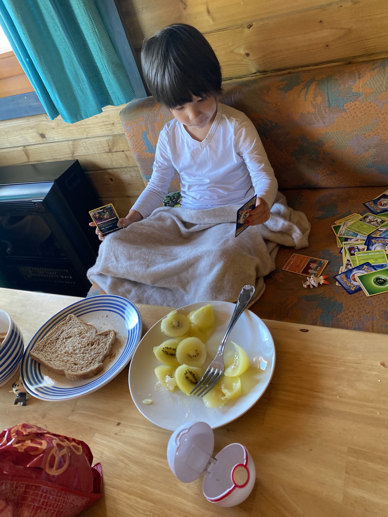 Max having breakfast at the living room of the Stuurhut holiday home at the Oosterschelde Camping Stavenisse