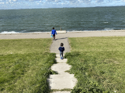 Miaomiao and Max at the beach near the Dijkweg road