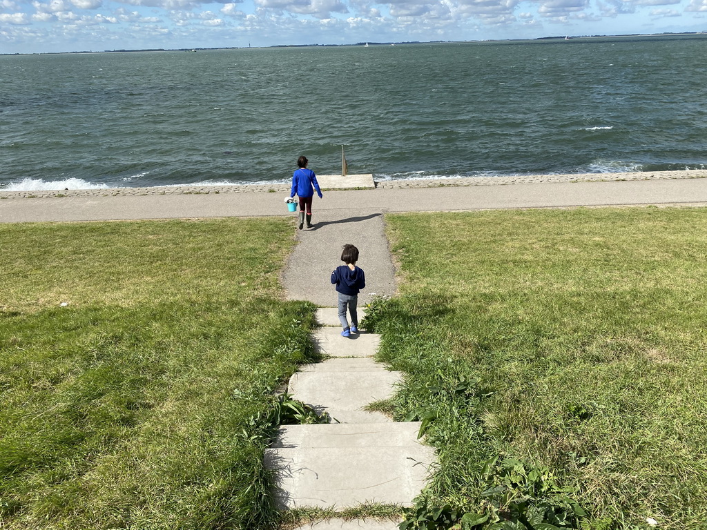 Miaomiao and Max at the beach near the Dijkweg road