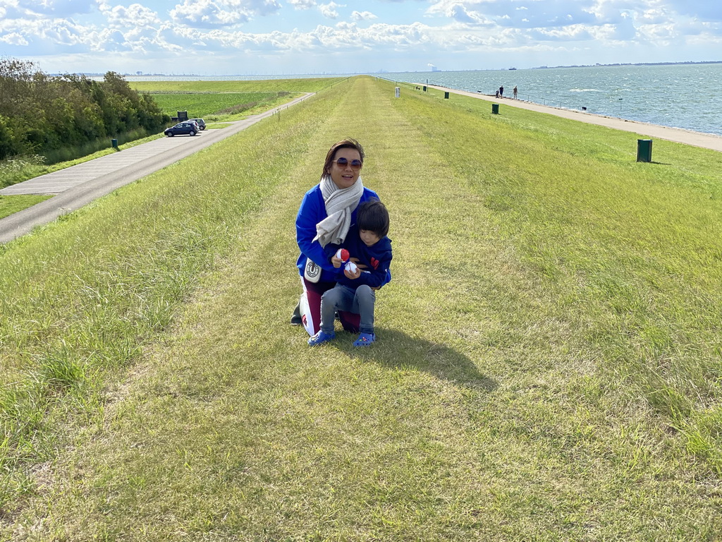 Miaomiao and Max at the dyke near the Dijkweg road