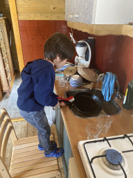 Max doing the dishes at the kitchen of the Stuurhut holiday home at the Oosterschelde Camping Stavenisse