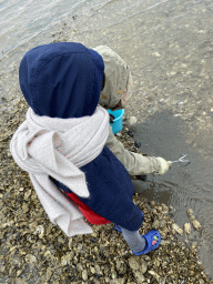 Miaomiao and Max looking for seashells at the beach near the Dijkweg road