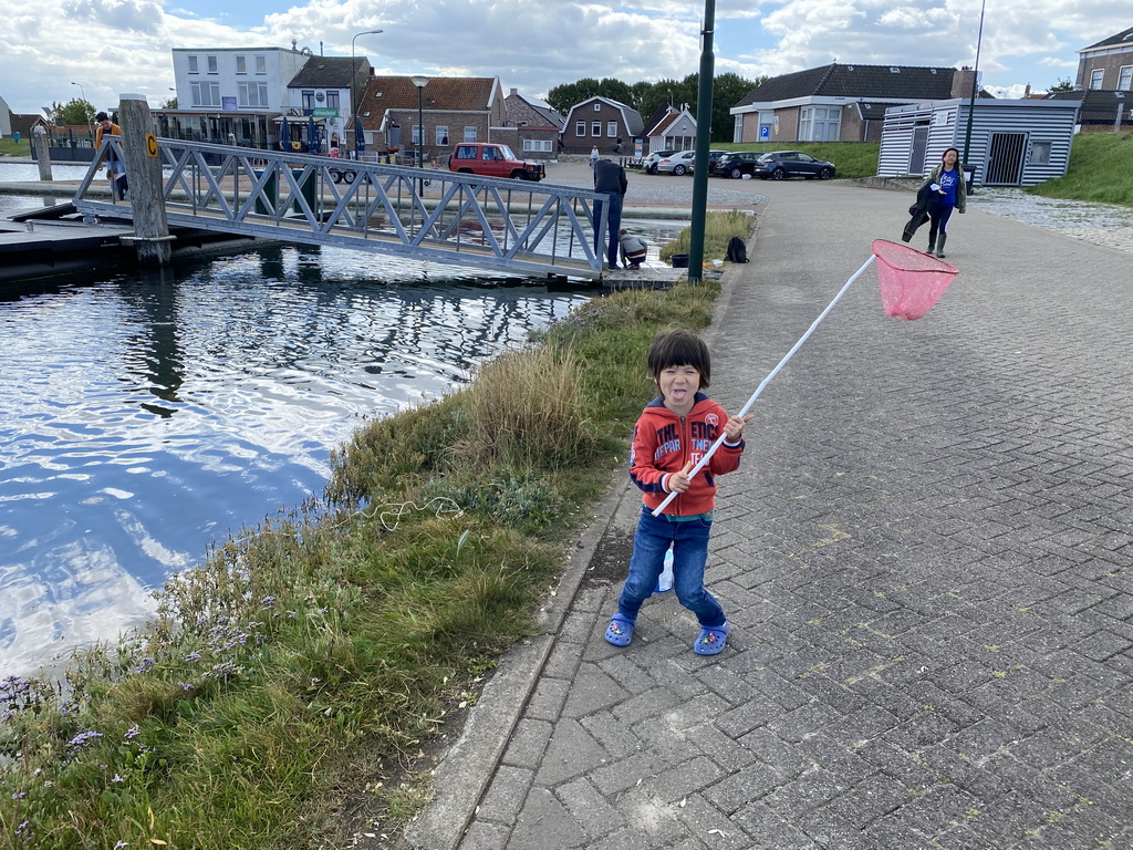 Miaomiao and Max catching crabs at the southwest side of the Stavenisse Harbour