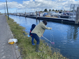 Miaomiao and Max catching crabs at the southwest side of the Stavenisse Harbour