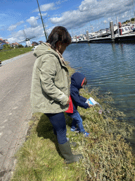 Miaomiao and Max returning the crabs to the water at the southwest side of the Stavenisse Harbour