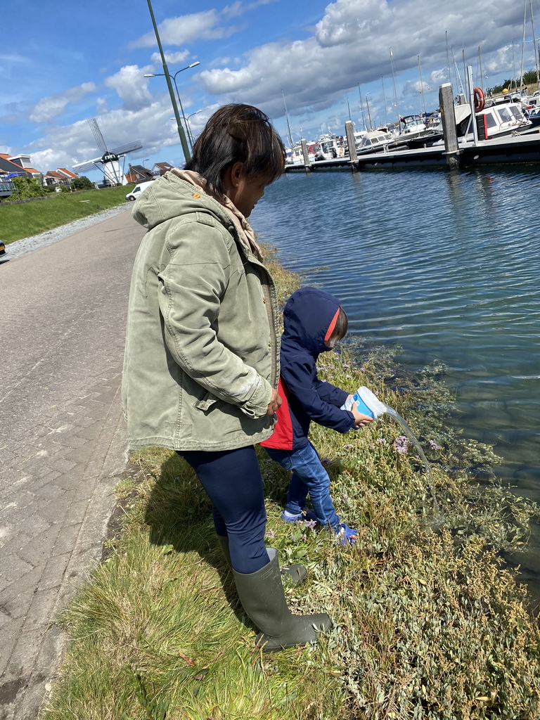 Miaomiao and Max returning the crabs to the water at the southwest side of the Stavenisse Harbour