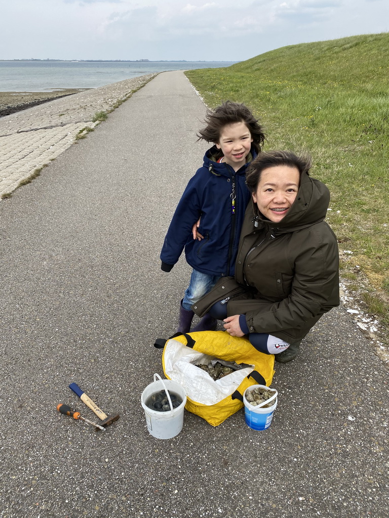 Miaomiao and Max with seashells at the beach near the Dijkweg road