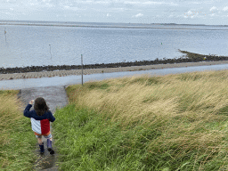 Miaomiao and Max catching seashells at the beach near the Dijkweg road